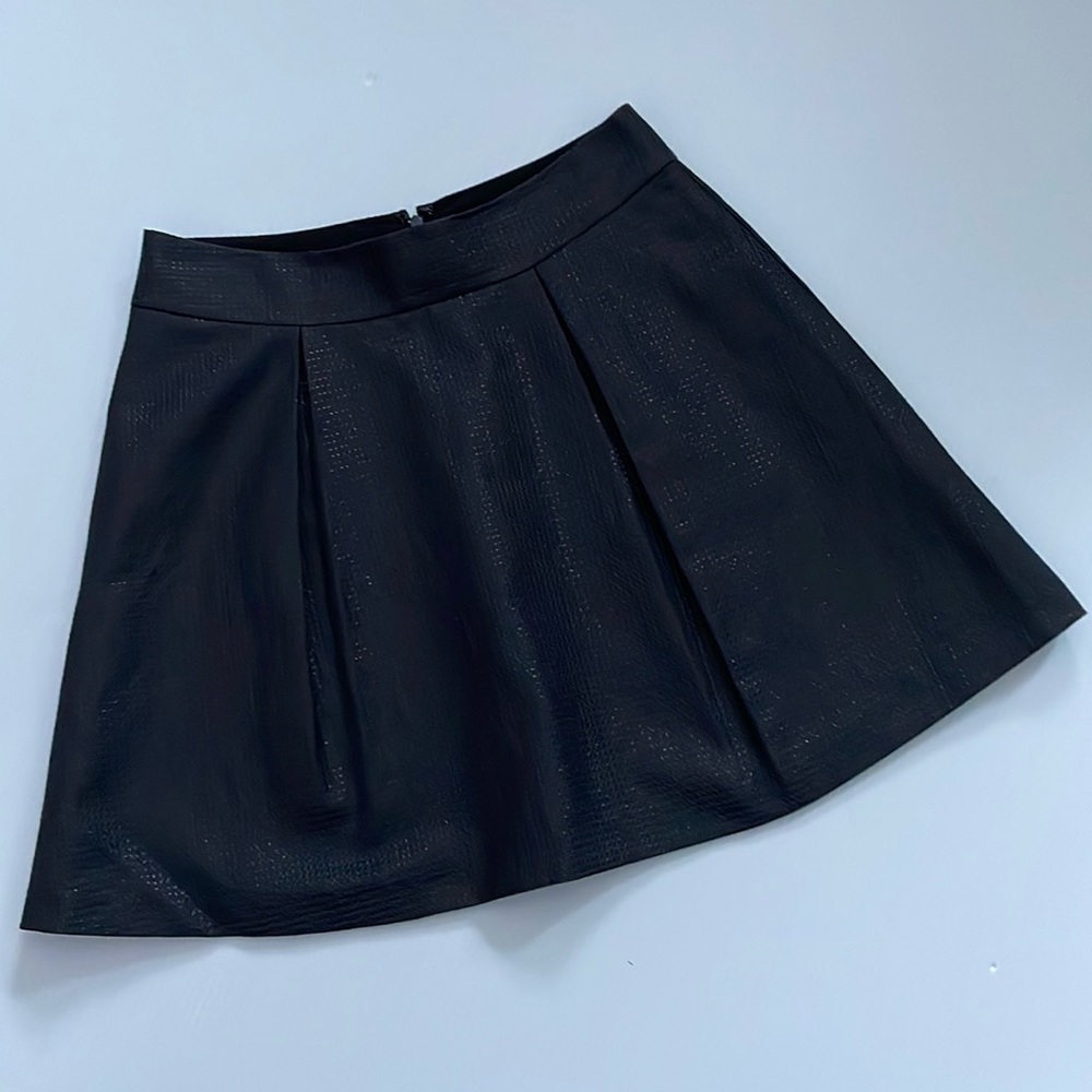Banana Republic factory black short skirt with front pleats. Women’s Size 2